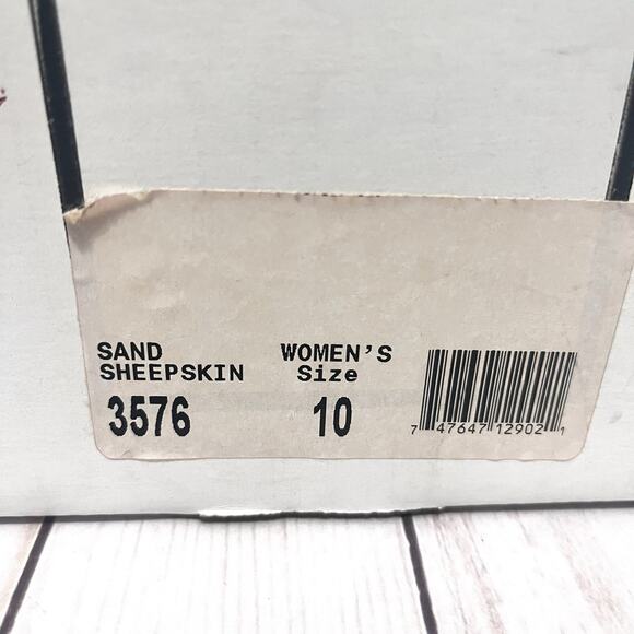 Minnetonka Suede Sheepskin Fur Lined Boots Size 10 Color Sand - Picture 10 of 10